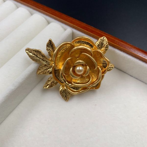 Elegant flower gold-plated coat brooch JY-H2408001