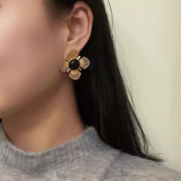 Hollow Artwork AW Design Gold Earrings SB-E2408002