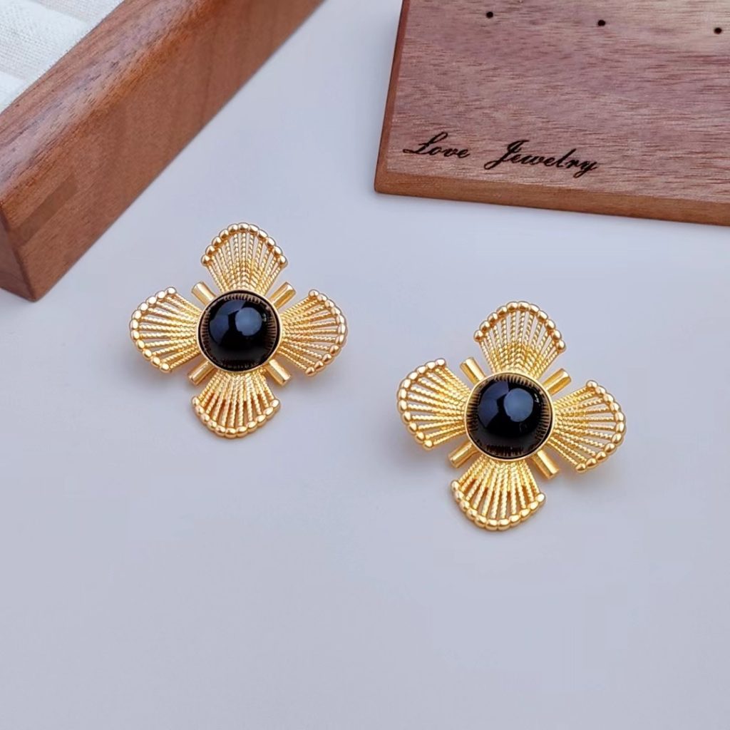 Hollow Artwork AW Design Gold Earrings SB-E2408002