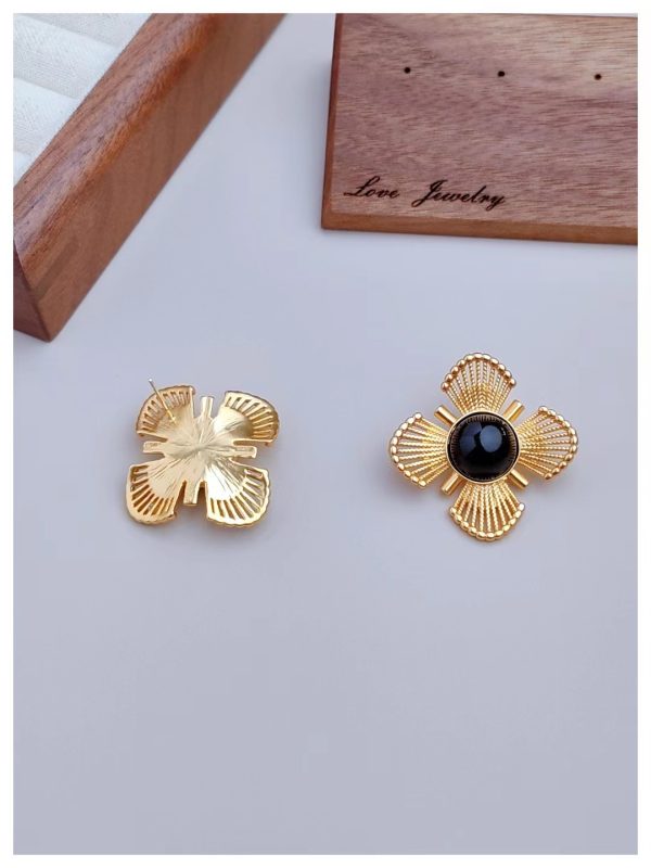 Hollow Artwork AW Design Gold Earrings SB-E2408002